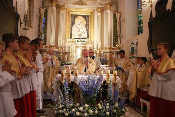 arcybiskup jędraszewski w sanktuarium w sance